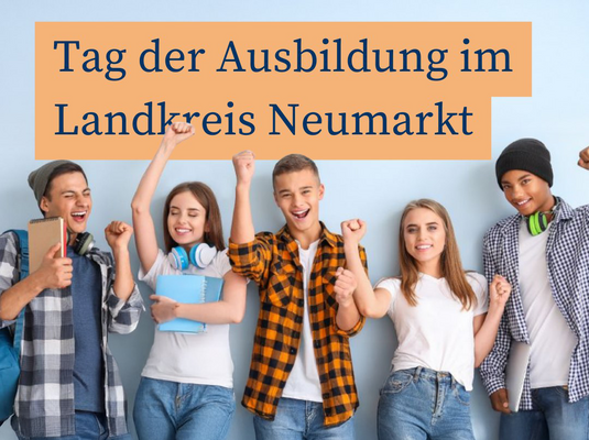 Jugendliche stehen gut gelaunt vor einer Wand